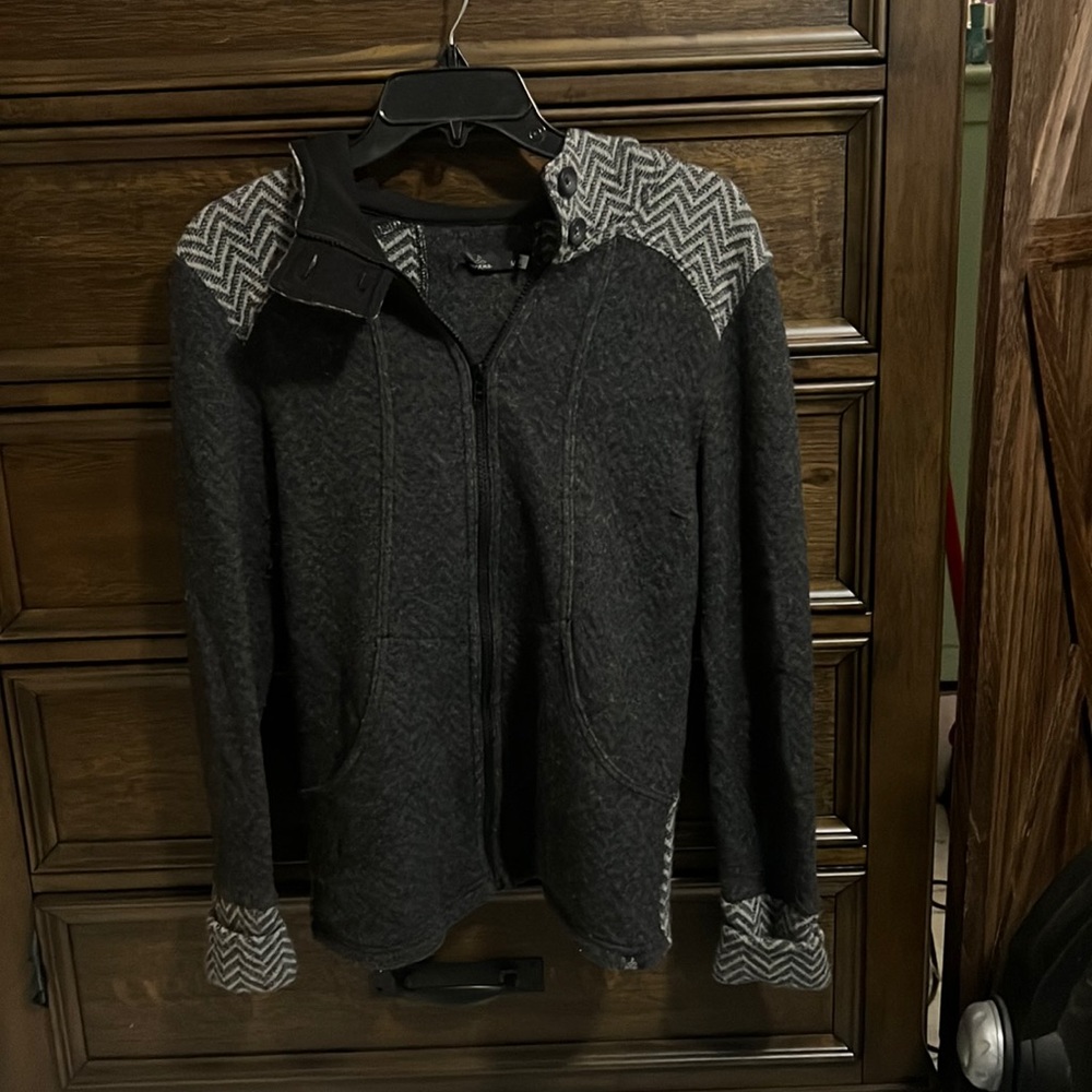 Medium Prana hooded sweater jacket. Like new! Great detail.